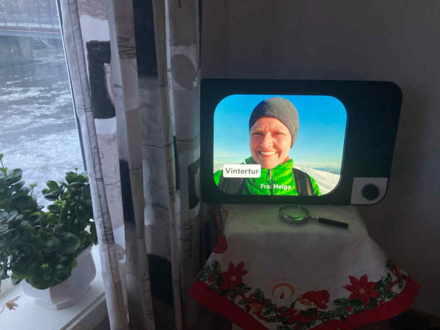 Helga avbilda på toppen av Litjtind i Bodø ein strålande vinterdag. Bilete vises fram på Kompen i stova til tante Jorunn.