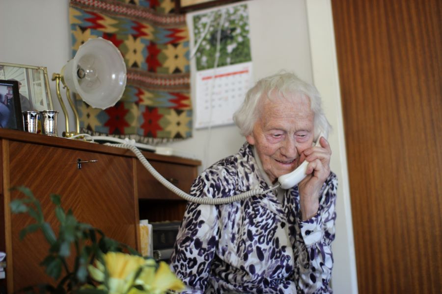Tante Jorunn pratar i telefonen. Fotograf: Helga Eggebø